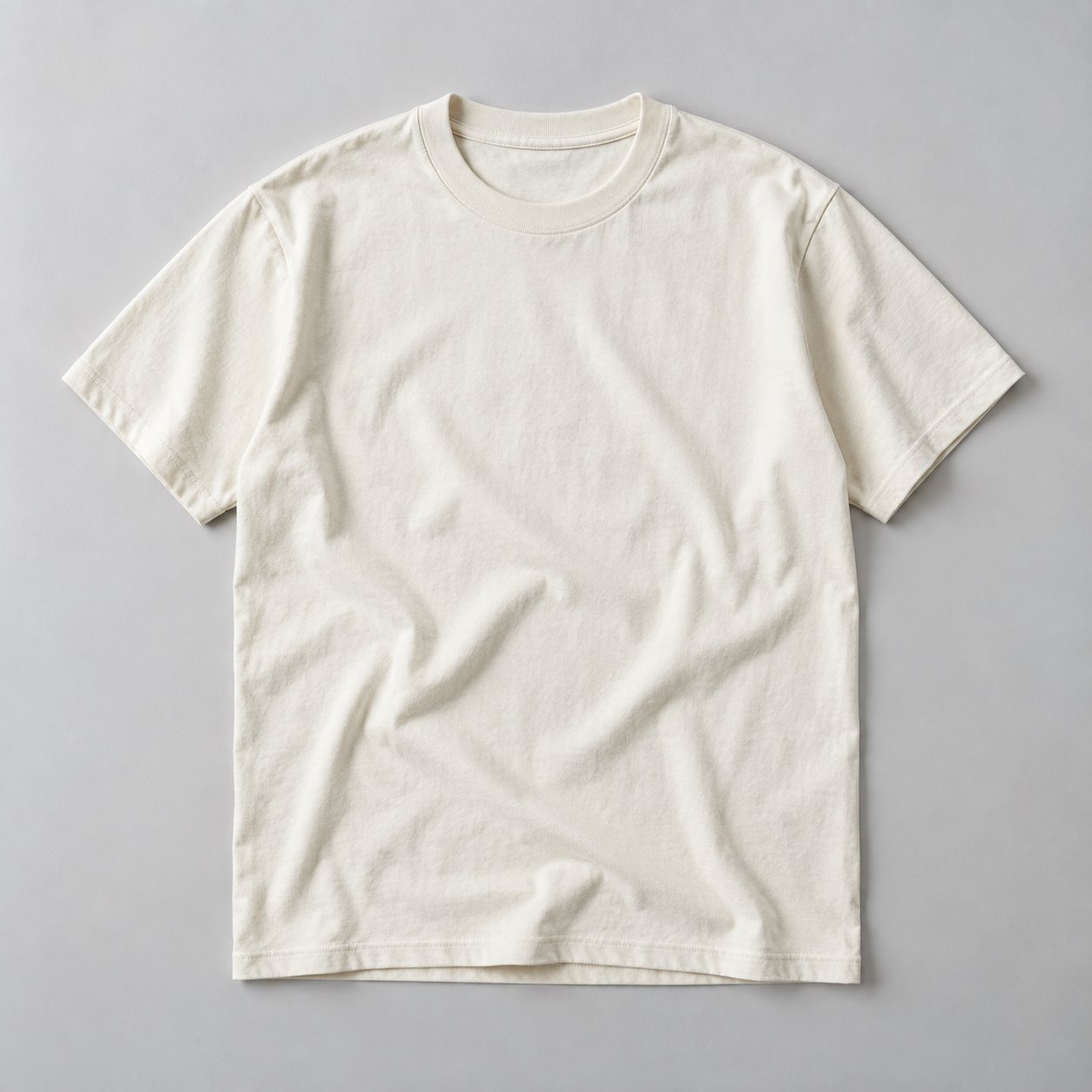 Ilustrasi konsep kaus crewneck berwarna ivory dengan potongan santai